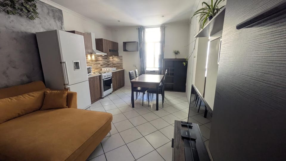 Kitchen or kitchenette, Living room, Seating area, Dining area, oven, stove
