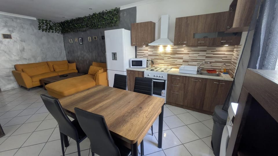Kitchen or kitchenette, Living room, Seating area, Dining area, oven, stove