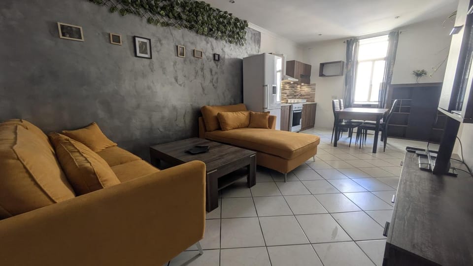 Communal lounge/ TV room, TV and multimedia, Living room, Seating area, Evening entertainment