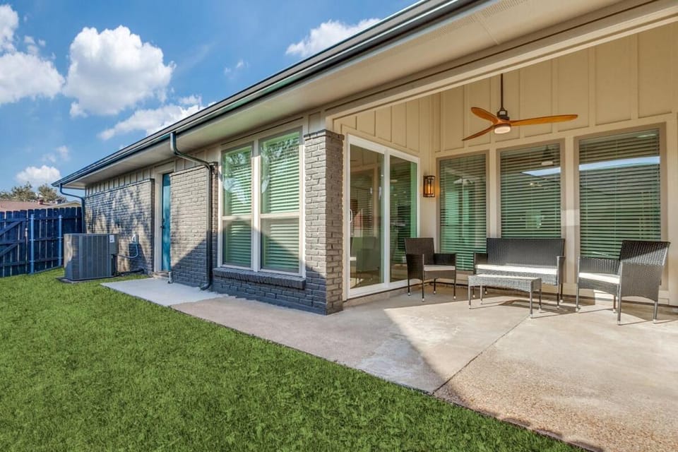 Blue Blissful Retreat 3B 2B KING House in Richardson