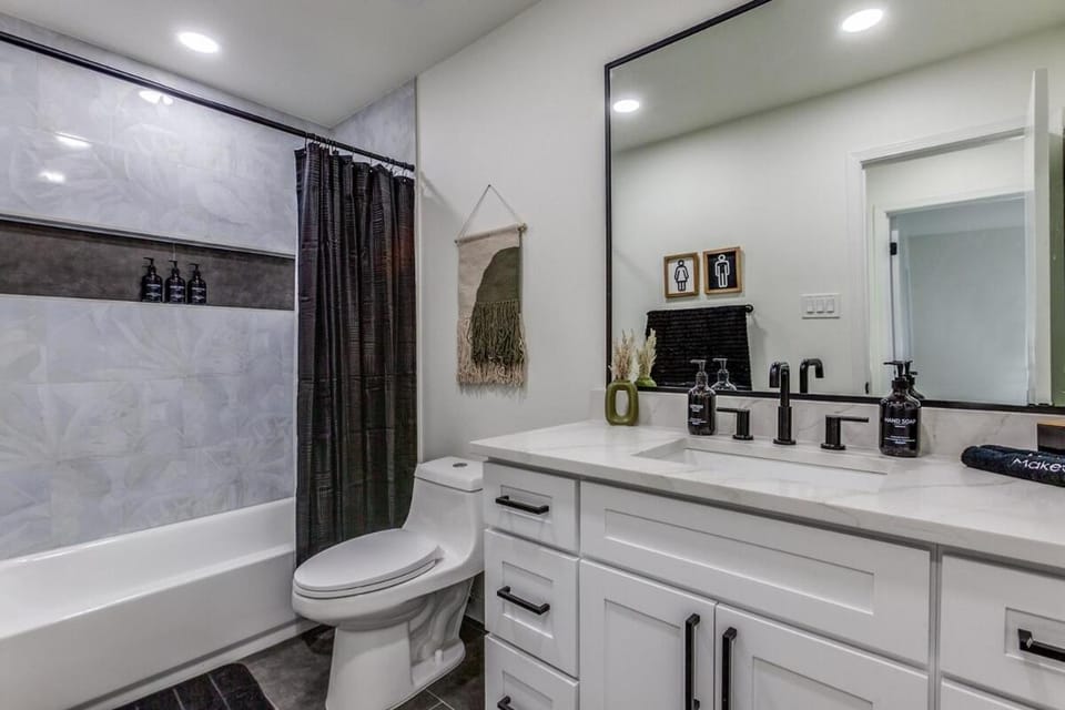 Blue Blissful Retreat 3B 2B KING House in Richardson