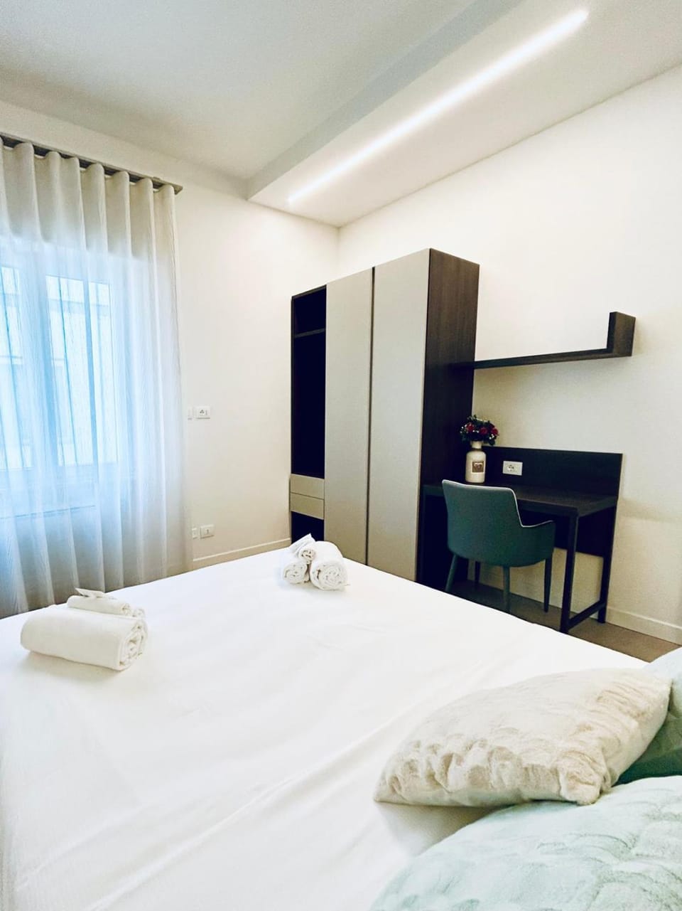 Photo of the whole room, Seating area, wardrobe