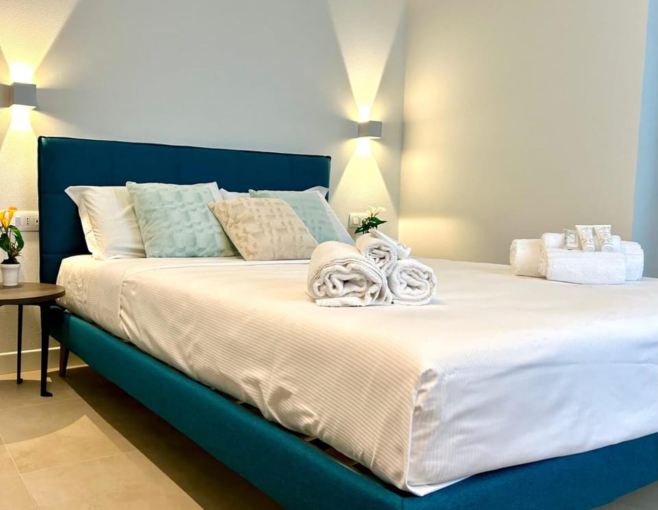 Bed, Bedroom, towels