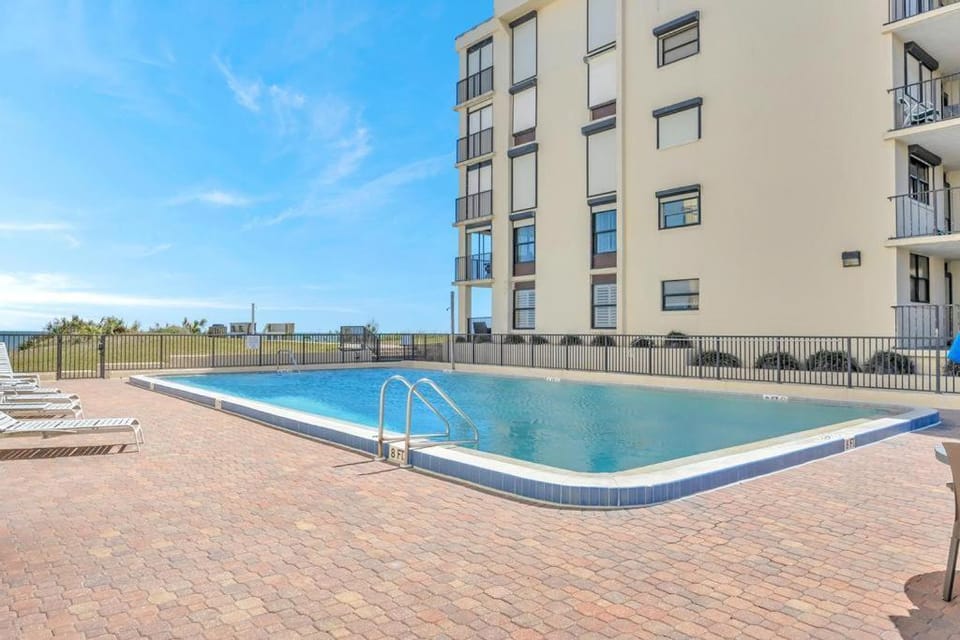 Crescent Breeze - Oceanfront condo w lanai & pool House in Crescent Beach
