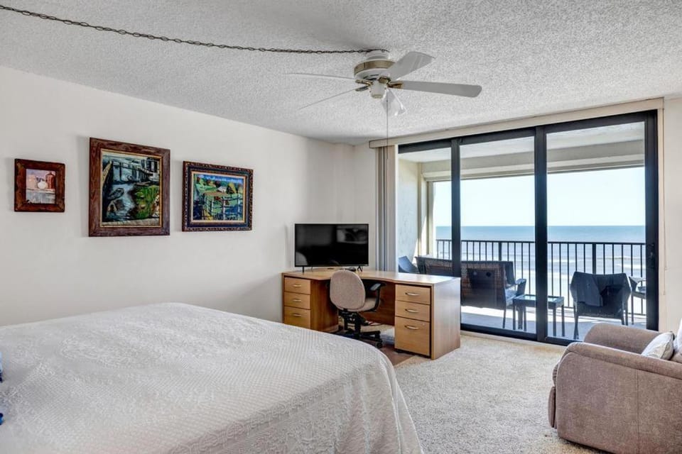 Crescent Breeze - Oceanfront condo w lanai & pool House in Crescent Beach