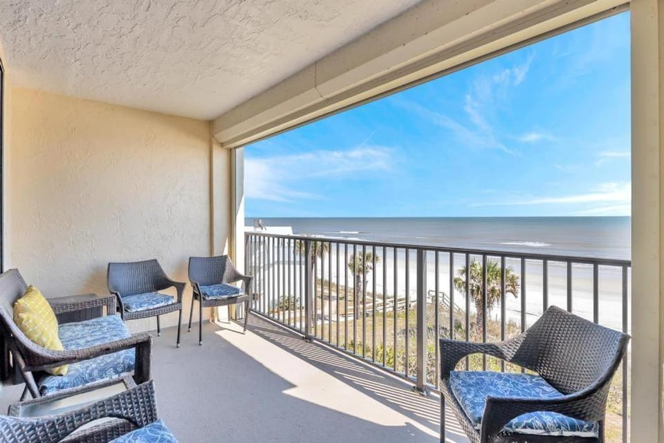 Crescent Breeze - Oceanfront condo w lanai & pool House in Crescent Beach