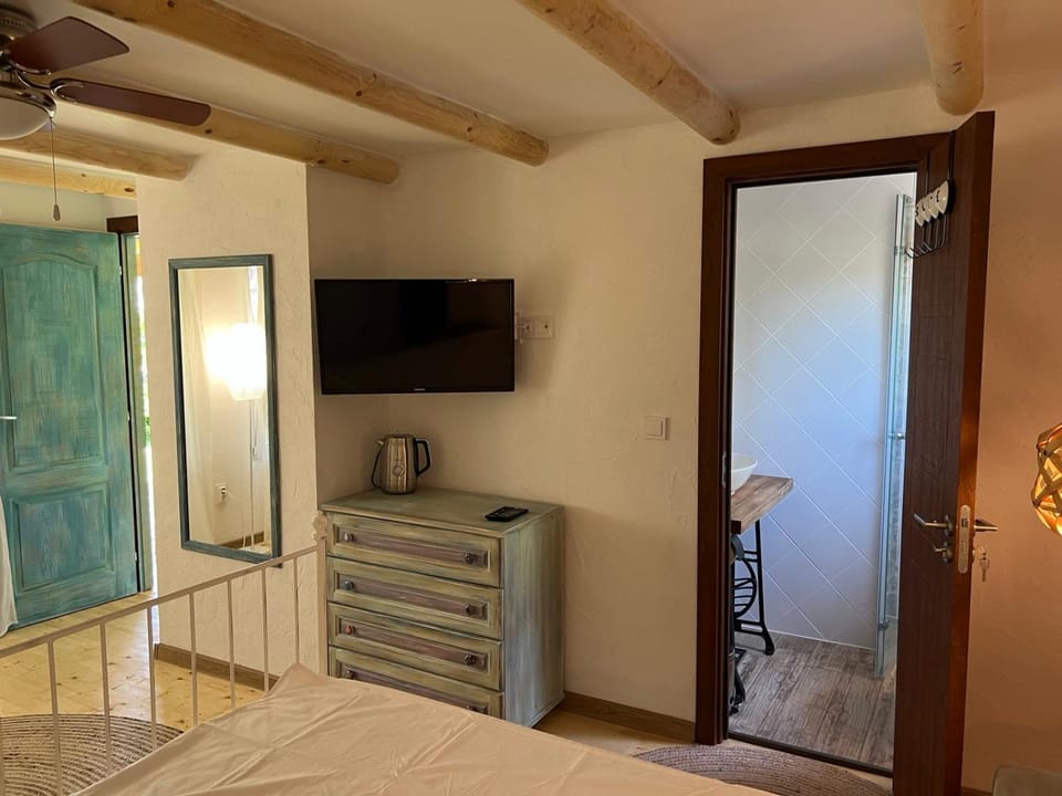 Facade/entrance, TV and multimedia, Bedroom, wardrobe