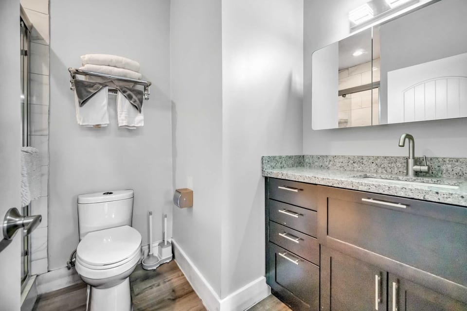 Cle Suites 2BR 1BA 5 min Walk to Cle Clinic Unit 5 Apartment in Cleveland Heights