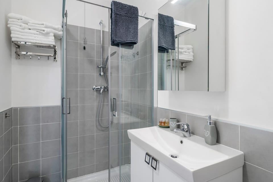 Shower, Bathroom, towels