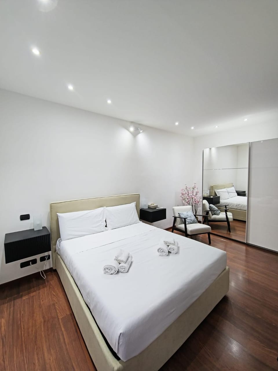 Bed, TV and multimedia, Photo of the whole room, Bedroom, towels