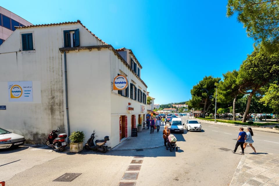 Property building, Day, People, Neighbourhood, Street view, Location, group of guests, Parking