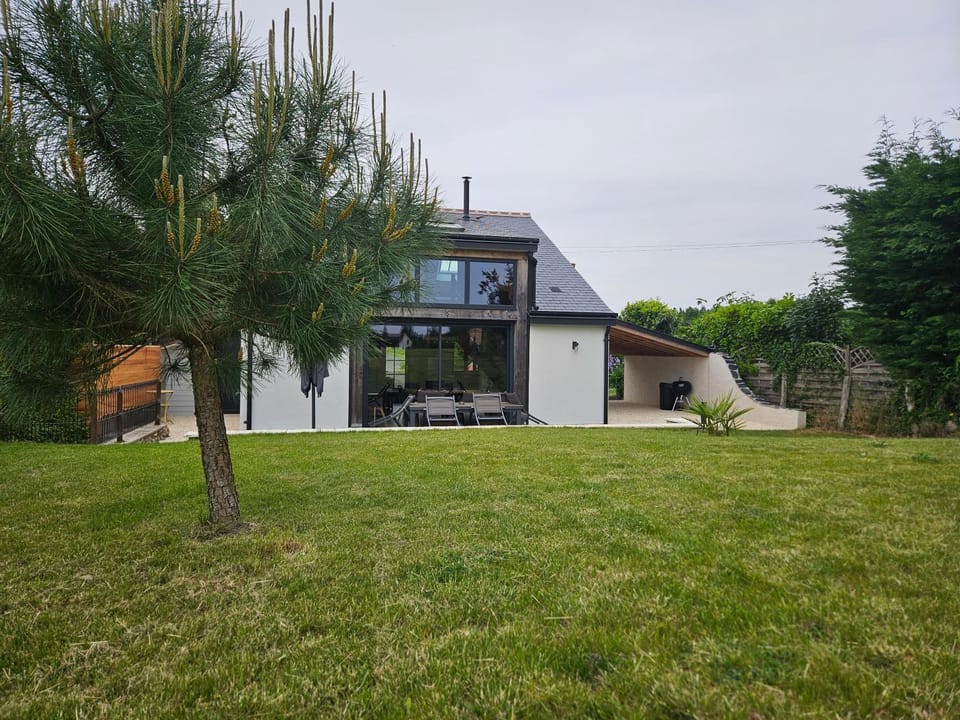 Le Nid Suspendu House in Pays de la Loire