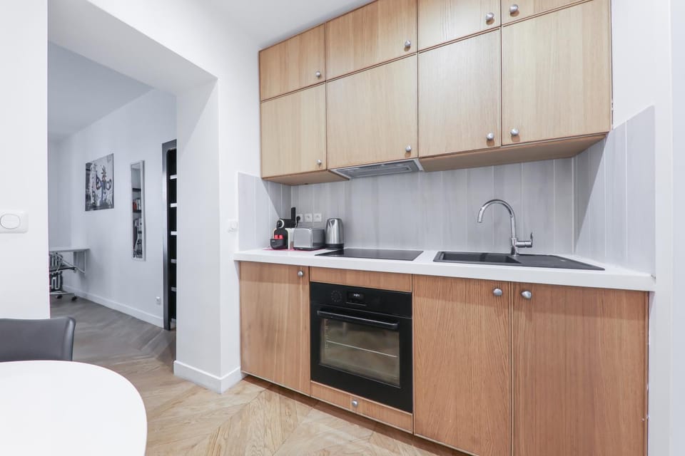 4-Star Air-Conditioned Apartment for 4, 10 min from Champs-Élysées Apartment in Paris
