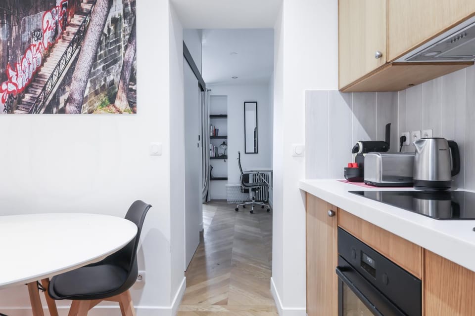 4-Star Air-Conditioned Apartment for 4, 10 min from Champs-Élysées Apartment in Paris