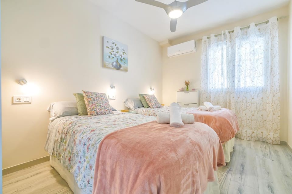 Bed, Photo of the whole room, Bedroom, heating, towels, air conditioner