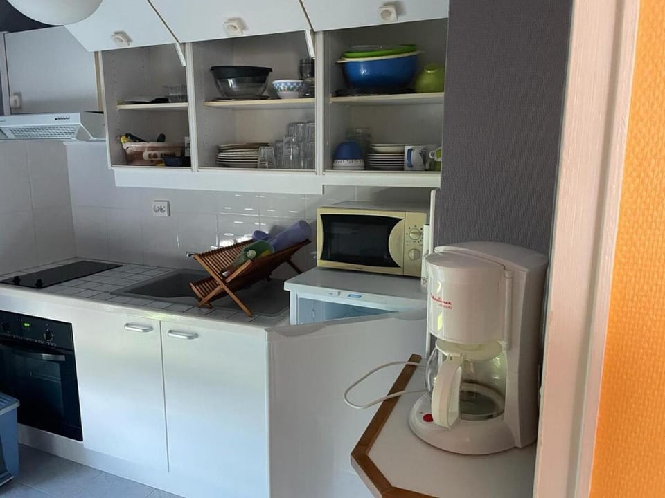 Kitchen or kitchenette, oven, stove