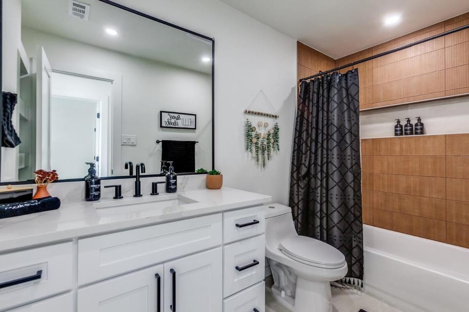 Green Retreat 3B 2B KING House in Richardson