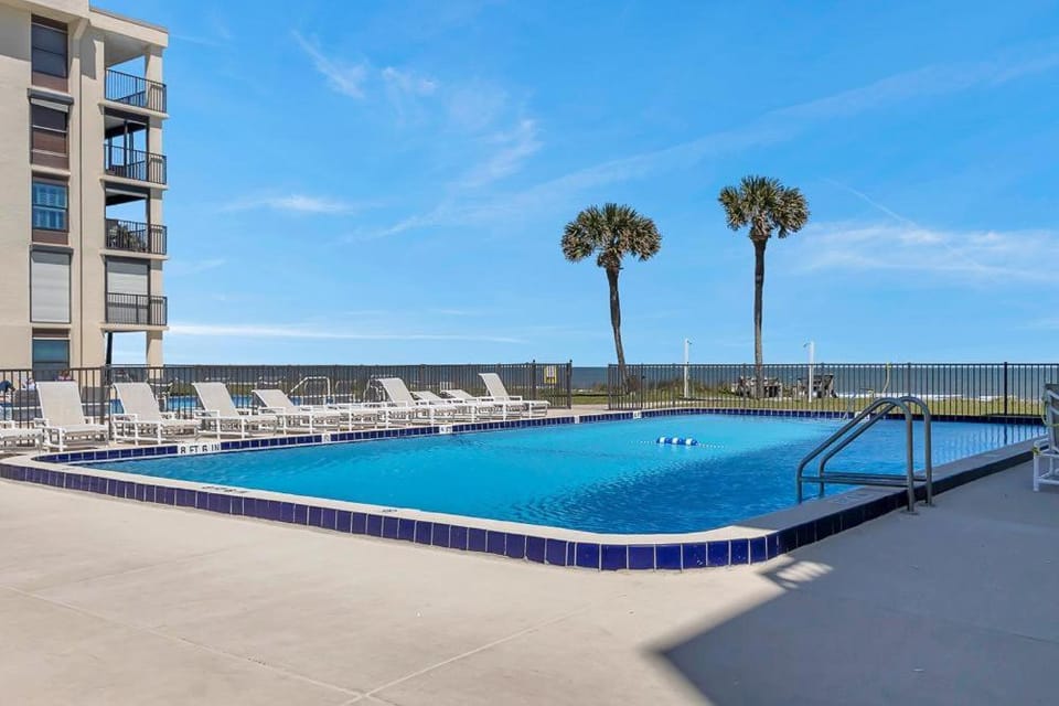 Crescent Surf - 3BR condo w pool & beach access House in Crescent Beach