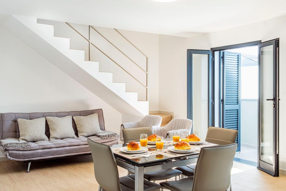 Living room, Food and drinks, Seating area, Dining area, Food