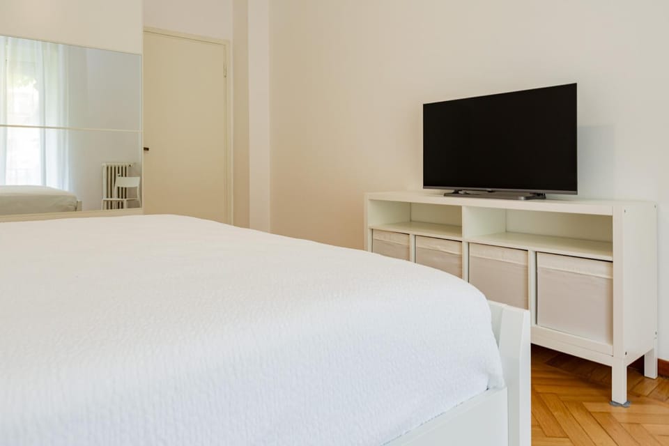 Bed, TV and multimedia, Photo of the whole room, Bedroom