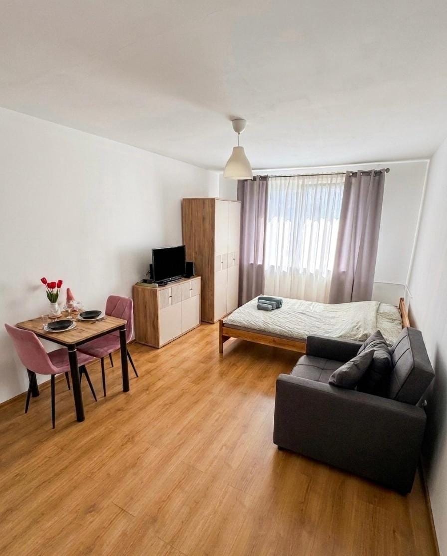 Communal lounge/ TV room, Bed, TV and multimedia, Living room, Photo of the whole room, Seating area, Dining area, Evening entertainment, Bedroom, fireplace