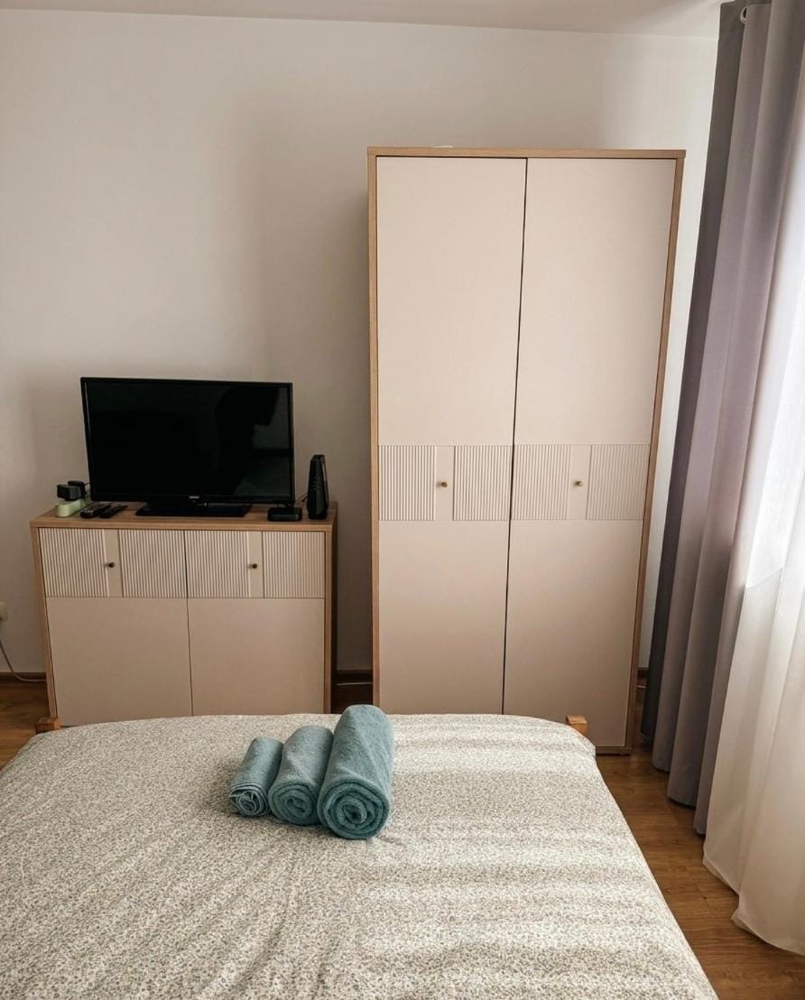 Bed, TV and multimedia, Photo of the whole room, Bedroom, towels, wardrobe