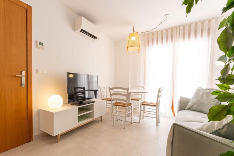 TV and multimedia, Living room, Dining area, air conditioner