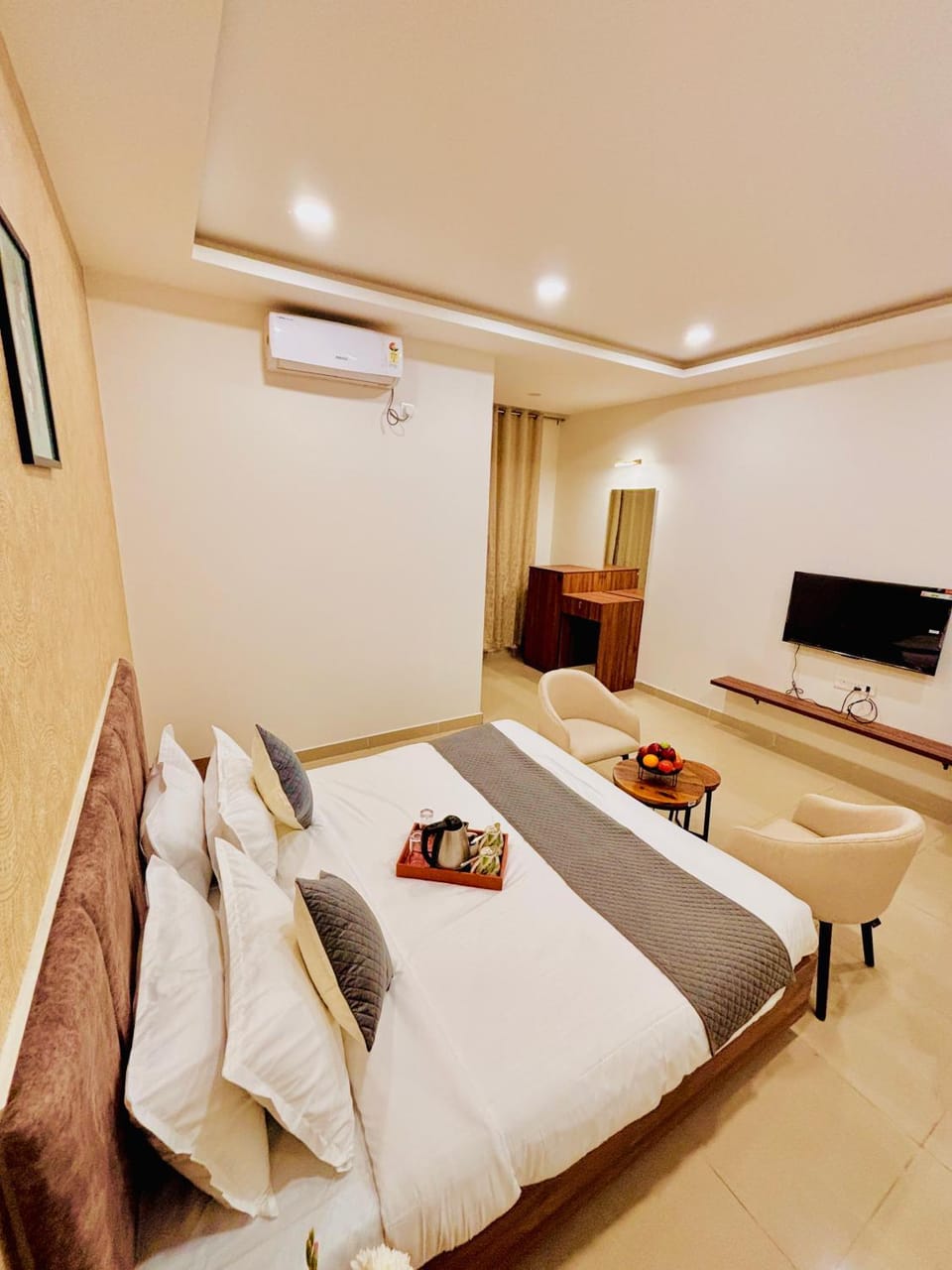 Bed, TV and multimedia, Living room, Photo of the whole room, Bedroom, air conditioner