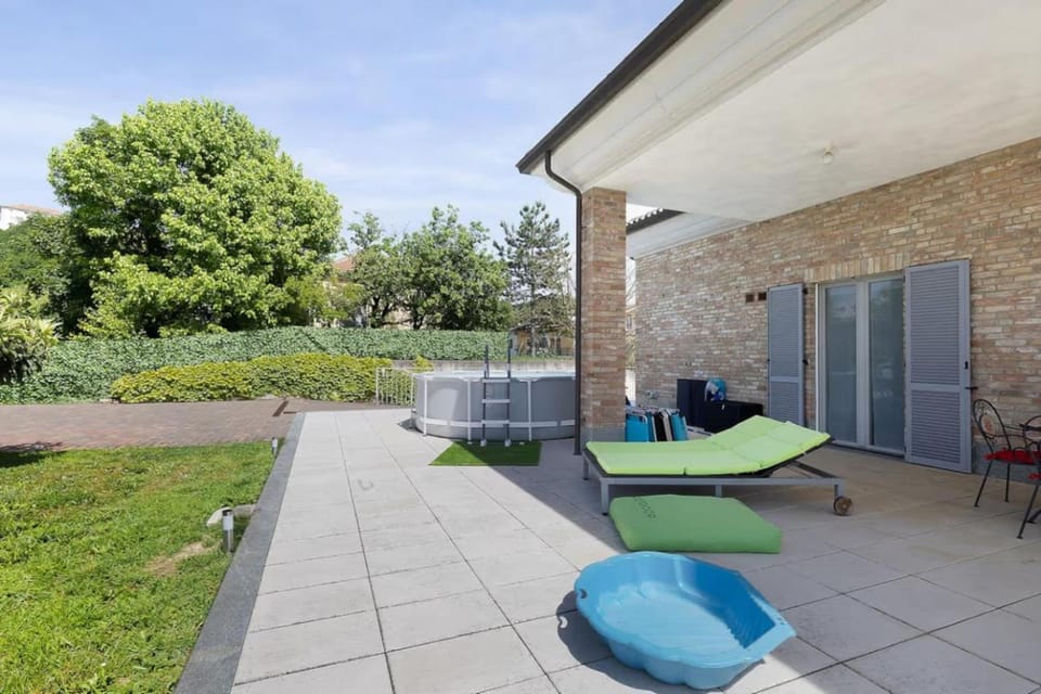 Property building, Balcony/Terrace, Swimming pool