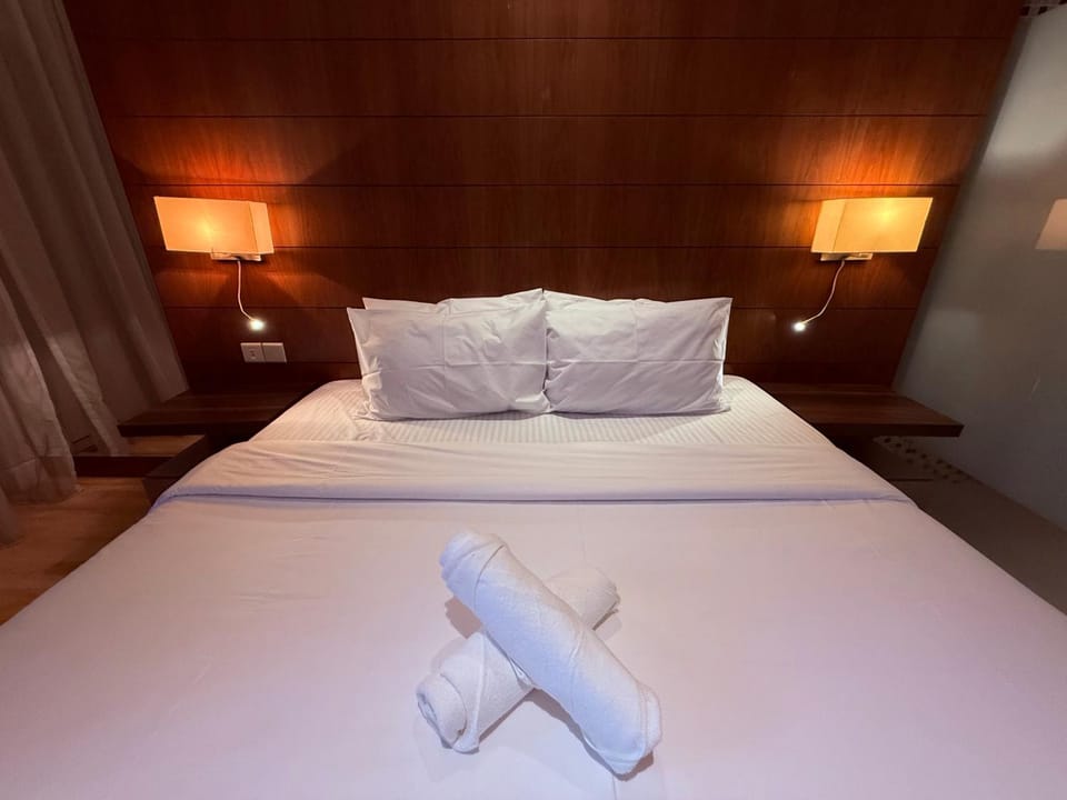 Bed, Bedroom, towels