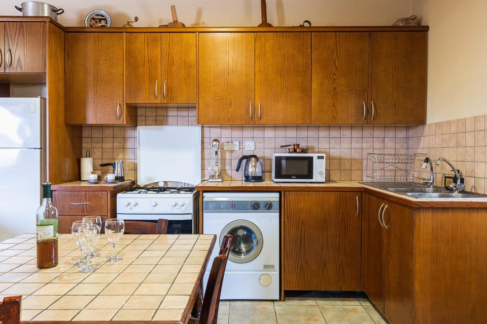 Coffee/tea facilities, oven, stove, washing machine