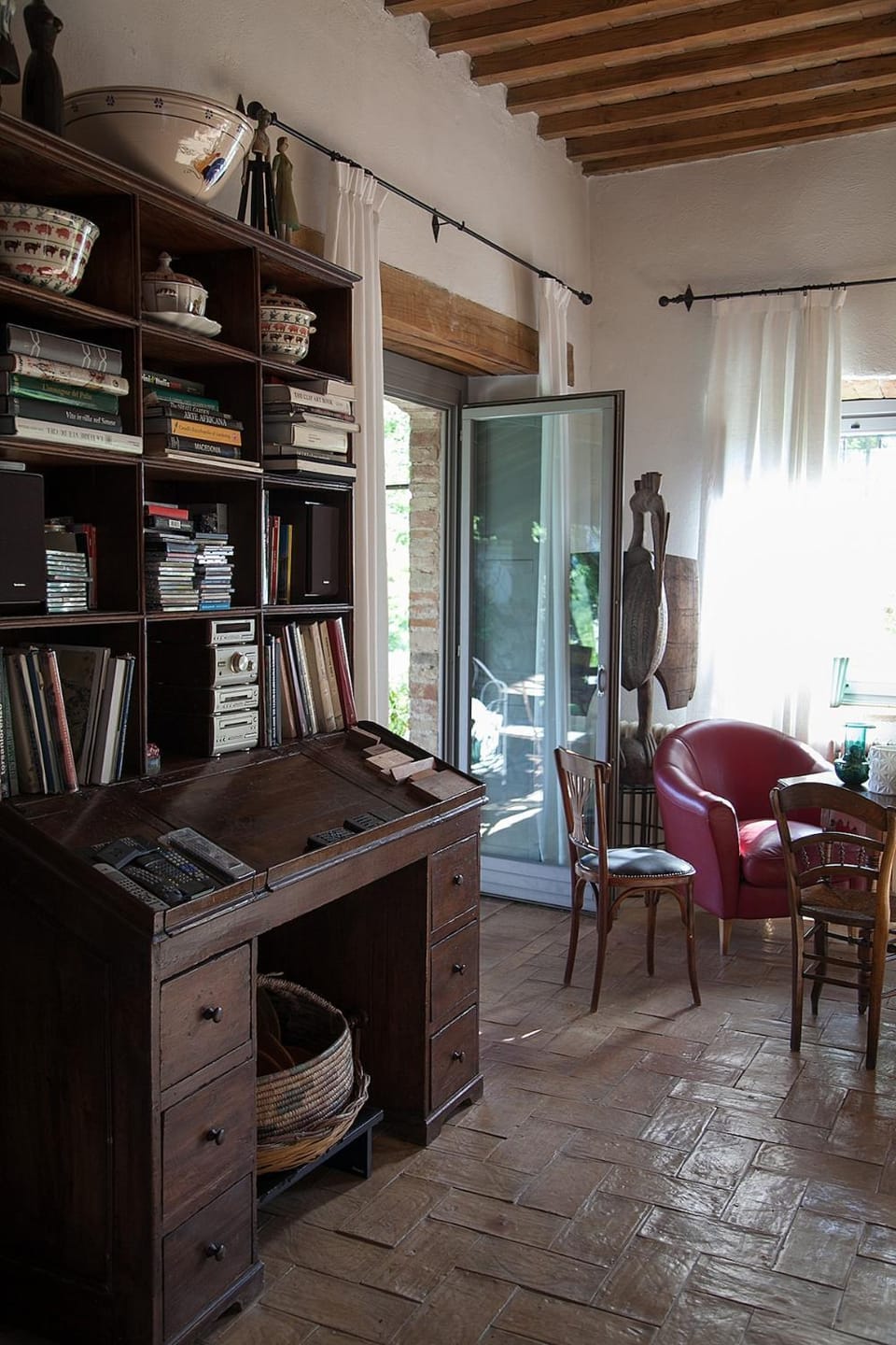 Library, Living room, Seating area