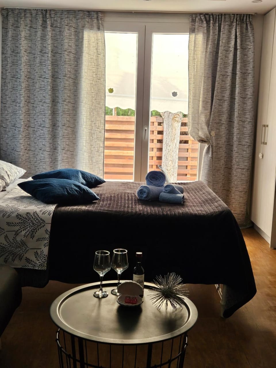 Bed, Bedroom, towels