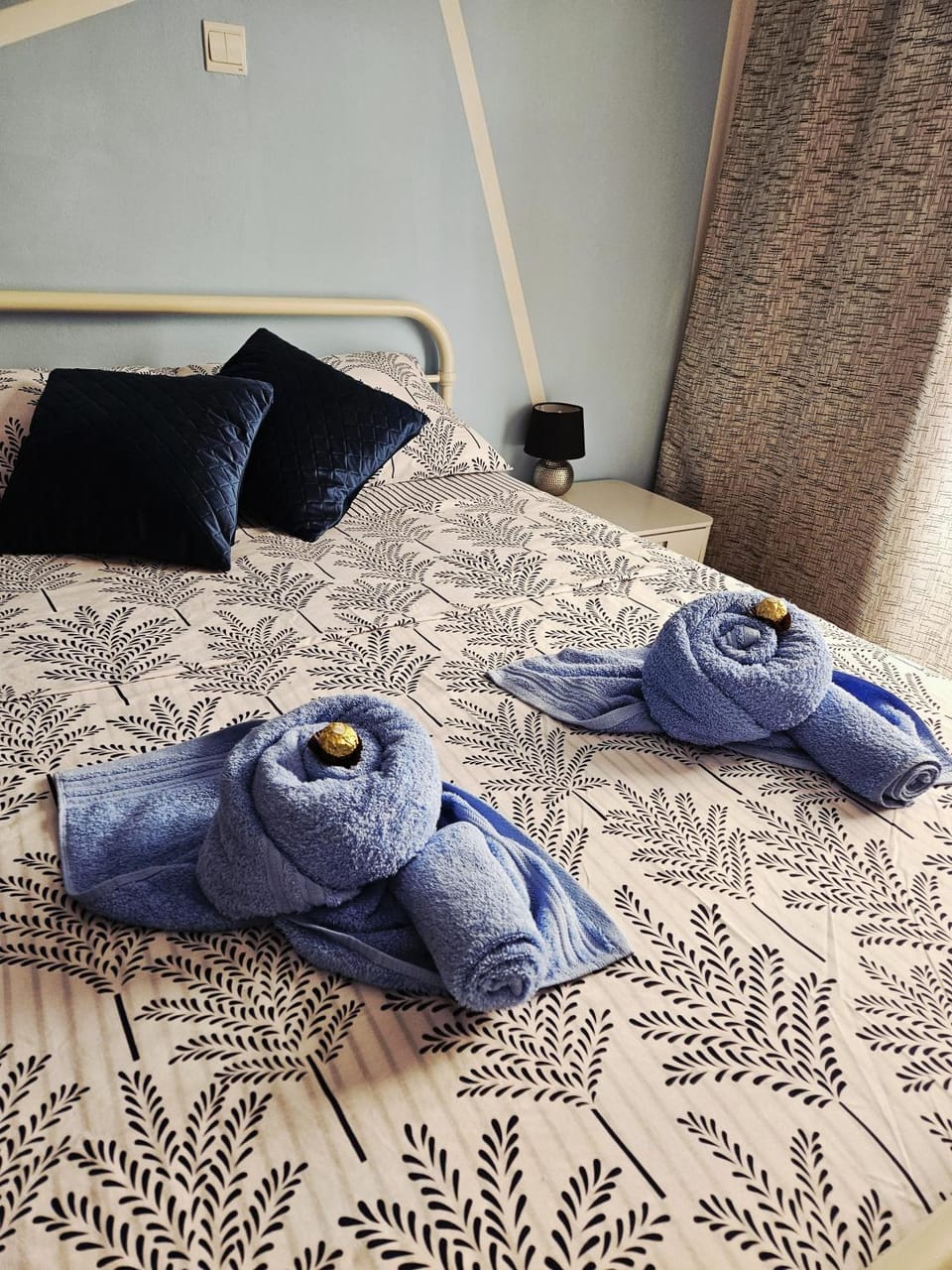 Bed, Bedroom, towels