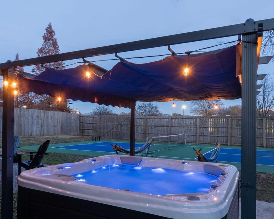 Pickleball Court Ev Power Dock Hot Tub Pool Table House in Memphis
