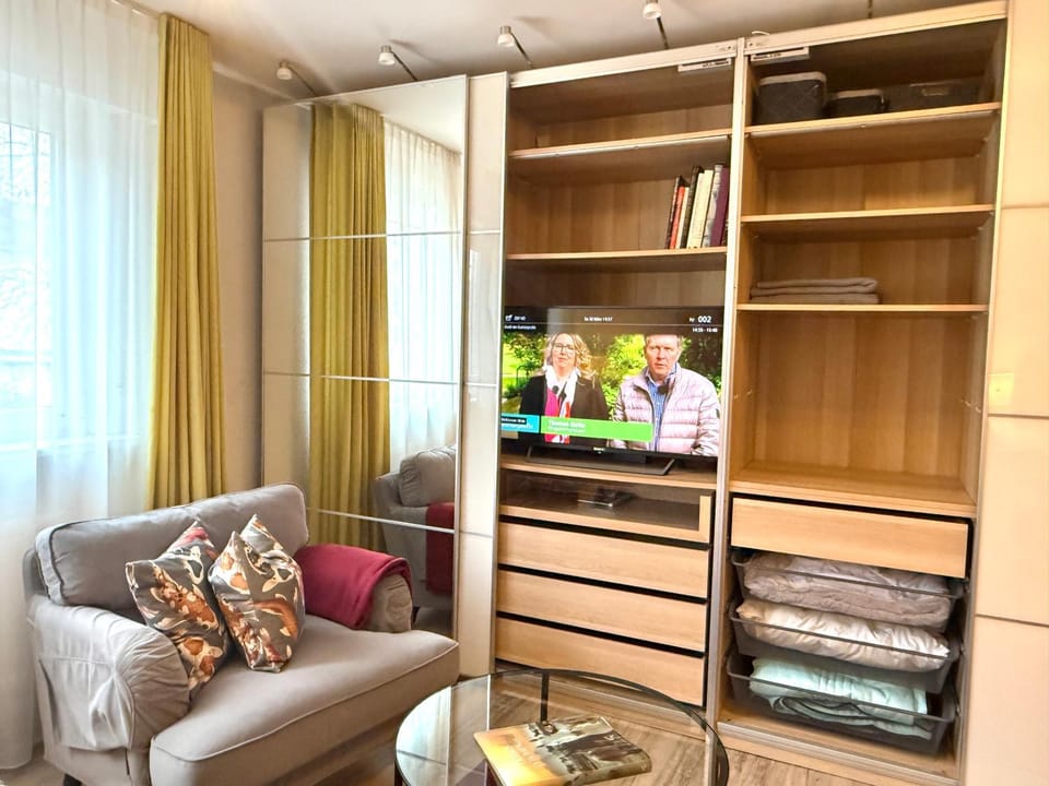 TV and multimedia, Photo of the whole room, wardrobe