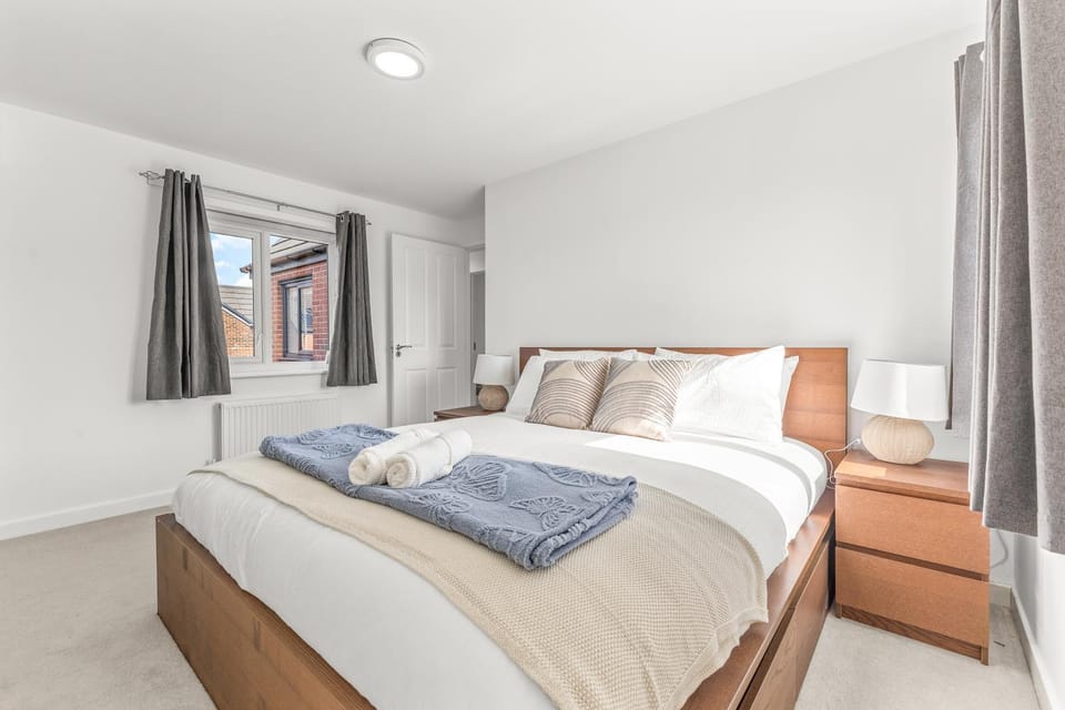 Bed, Photo of the whole room, Bedroom, towels