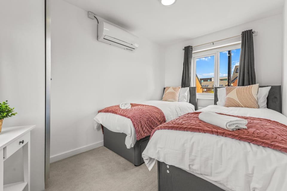 Bed, Photo of the whole room, Bedroom, towels, air conditioner