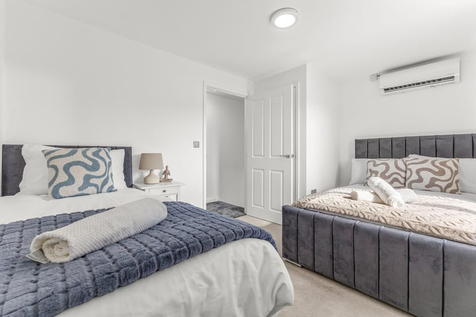Bed, Photo of the whole room, Bedroom, towels, air conditioner