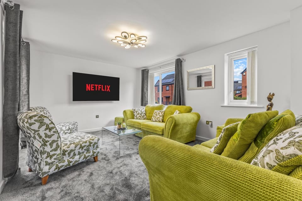Communal lounge/ TV room, TV and multimedia, Living room, Seating area, Evening entertainment