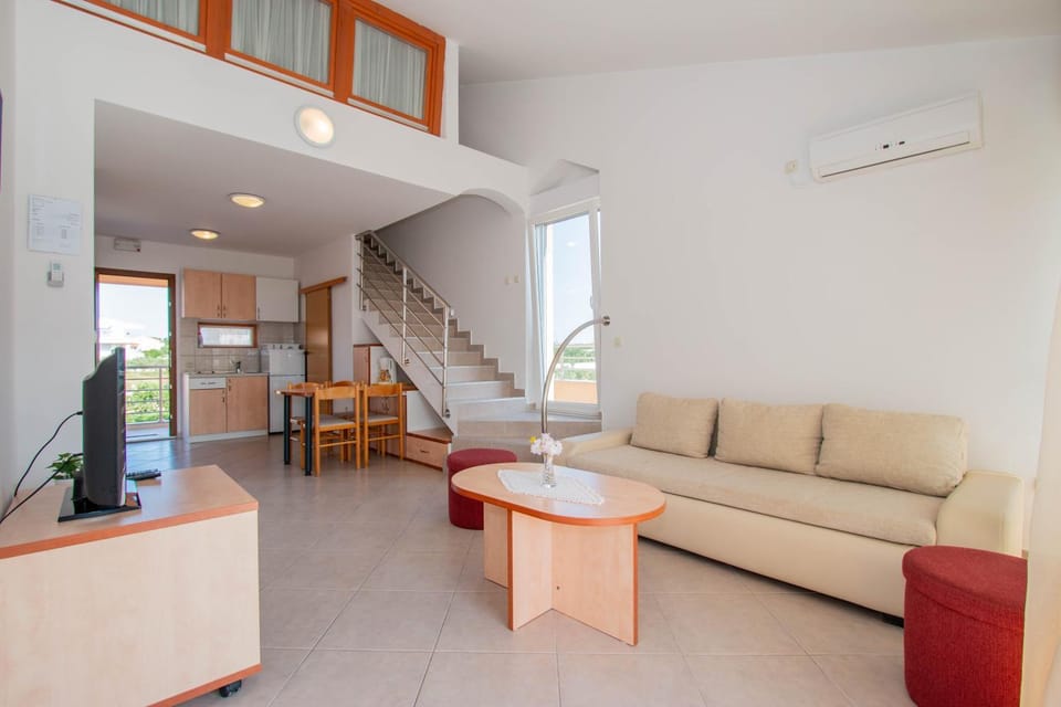 Kitchen or kitchenette, Living room, Seating area, Dining area, air conditioner