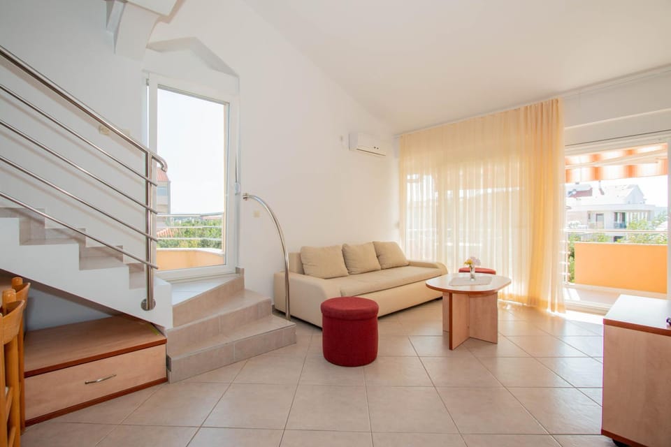 Living room, Seating area, air conditioner