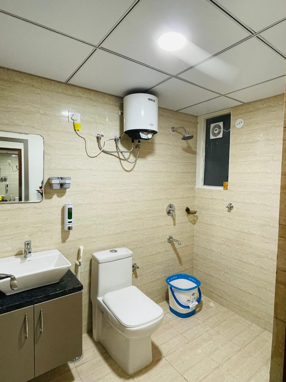 Shower, Toilet, Bathroom, towels