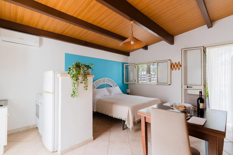 Bed, Photo of the whole room, Dining area