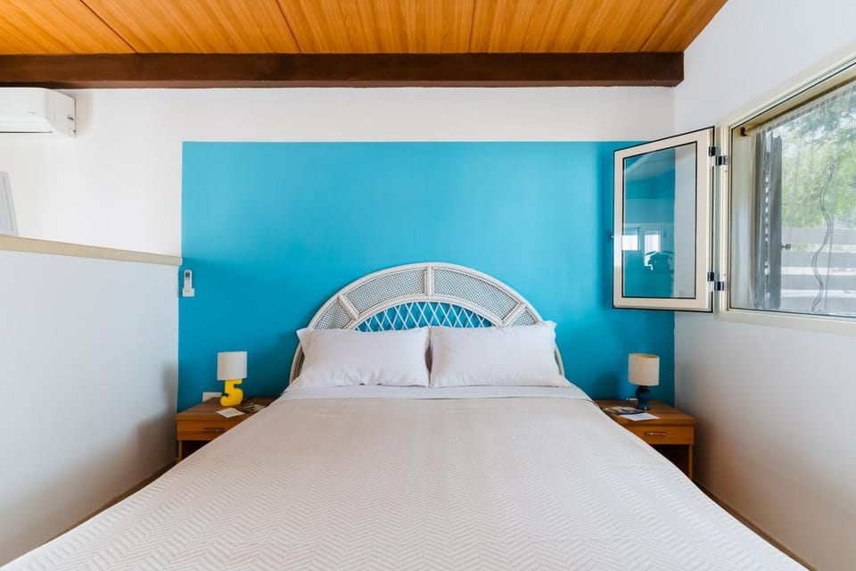 Bed, Photo of the whole room, air conditioner