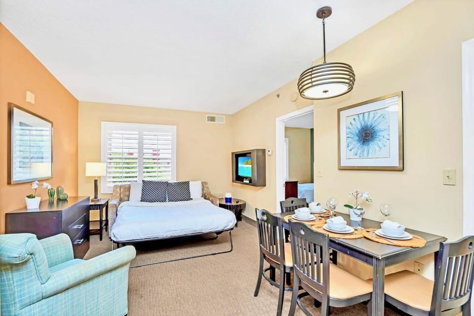 Bed, TV and multimedia, Living room, Seating area, Dining area