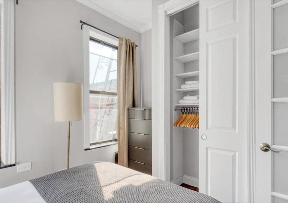 Midtown West Furnished Apartment 3BR Apartment in Midtown