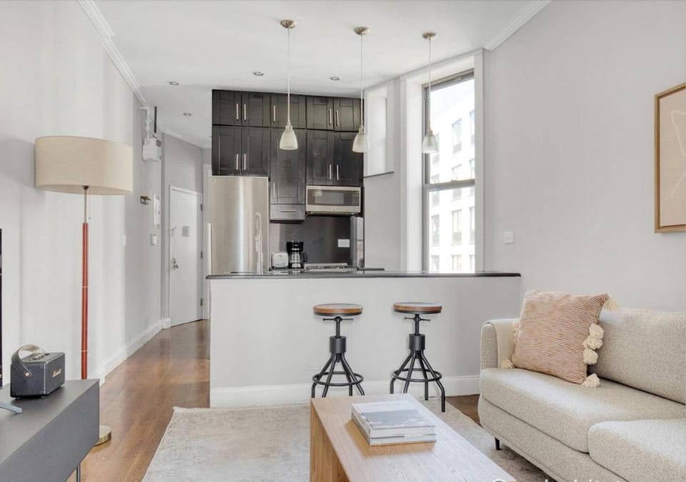 Midtown West Furnished Apartment 3BR Apartment in Midtown