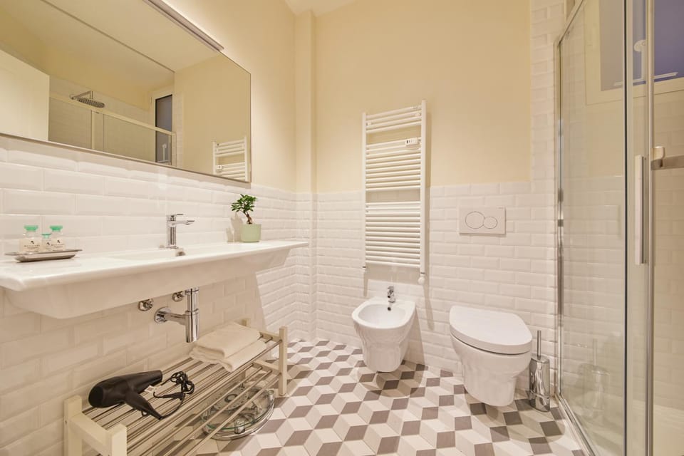 Shower, Toilet, Bathroom, bidet, towels