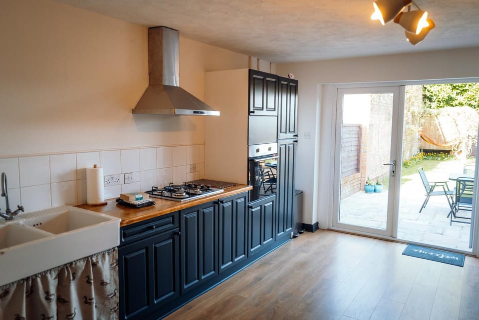 Kitchen or kitchenette, dishwasher, oven, pet friendly, stove